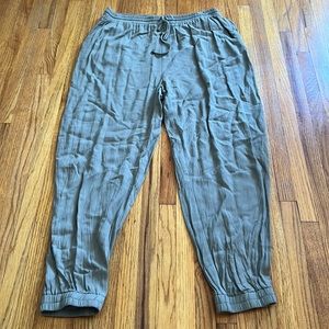 lightweight olive colored trouser joggers | size m/lg